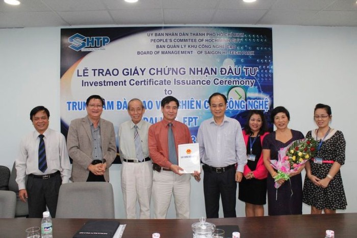 TS. Lê Trường Tùng - Hiệu trưởng ĐH FPT nhận Chứng nhận đầu tư cho dự án xây dựng khu Công nghệ cao TP. HCM.